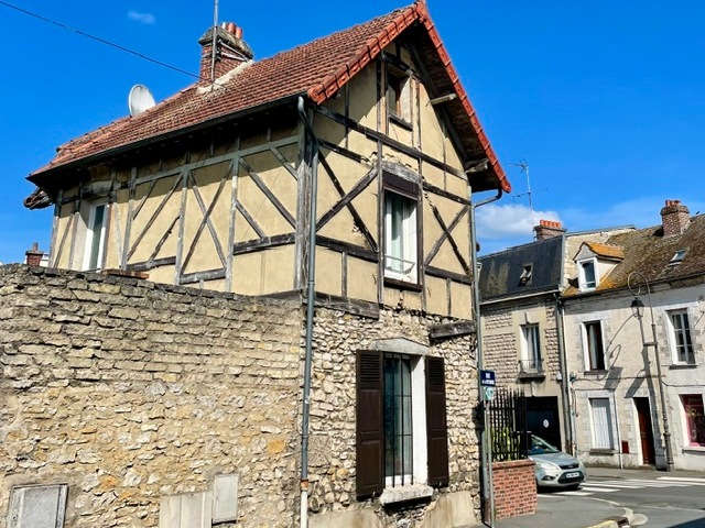Higgelty-piggelty medieval buildings in Senlis, France