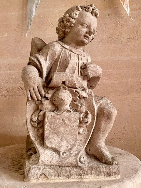 Statue in Senlis in France